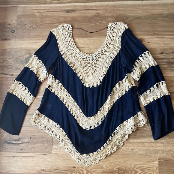 Umgee Tops - Um gee size M Navy and Cream Crochet Trim Top